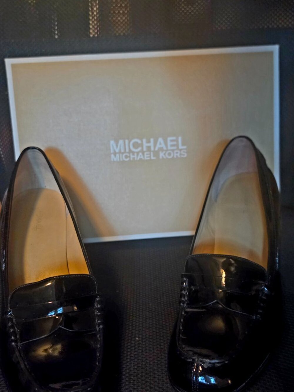 Black great shiny shoe MK
